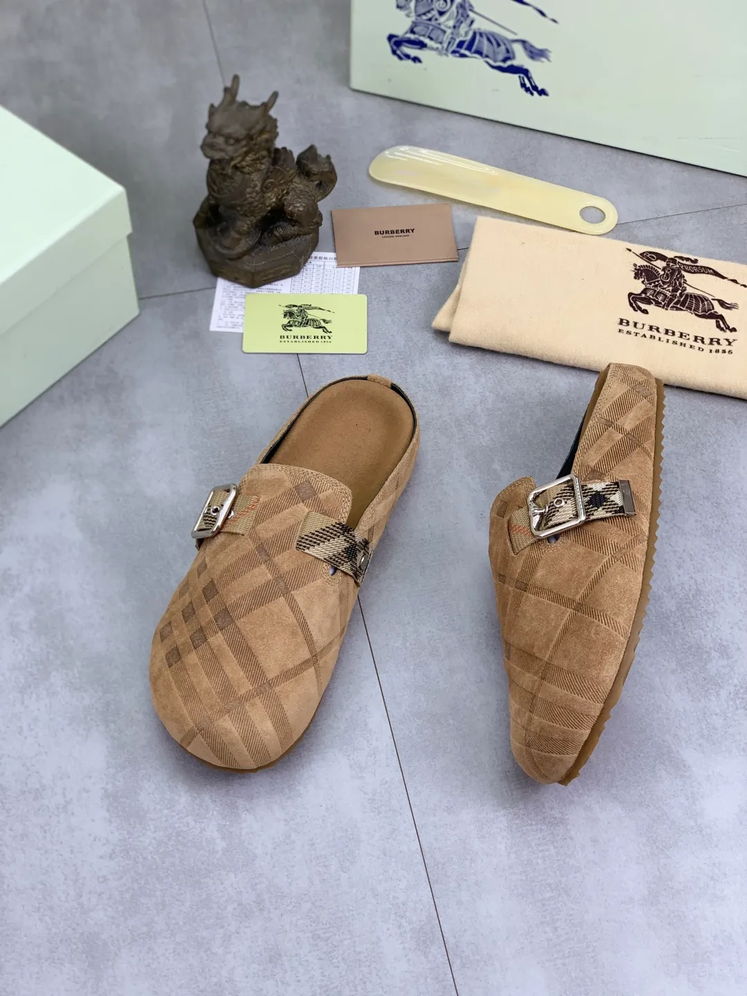 Men's Men's Shoes 💰P620 💰【New Style】Top Version 🆘【Burberry】New Burberry Slippers are on the market with perfect workmanship! 🔥Perfect shape and top quality🙈Non-slip and wear-resistant high-end rubber outsole👣Versatile and comfortable shoes, standard size: 39-45 (38 46 customized) 5️⃣colors available Top-quality packaging